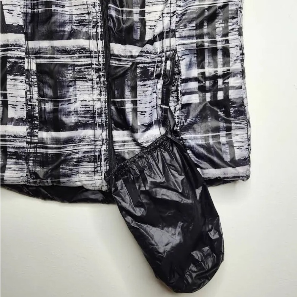 NWOT GERRY DOWN Black and Gray Hooded Puffer Vest, REVERSIBLE w/Pockets in & out - Picture 4 of 16